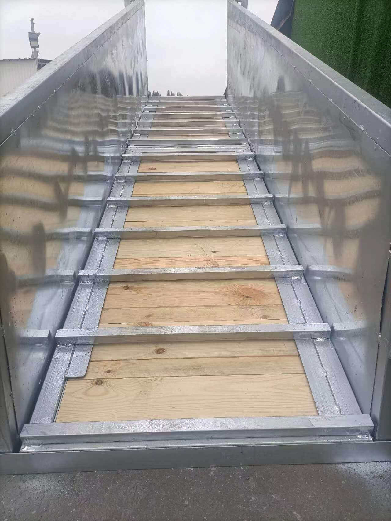 Cattle loading ramp with timber floor - 3.6m long – Mixsteel