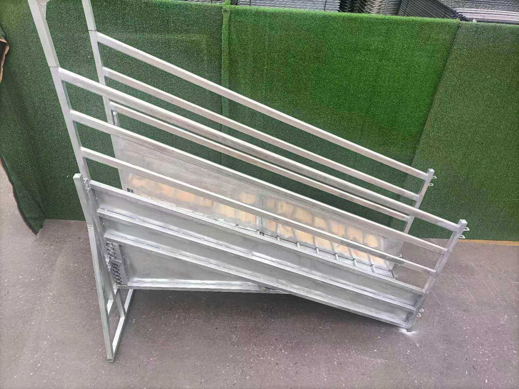 Cattle loading ramp with timber floor - 3.6m long – Mixsteel